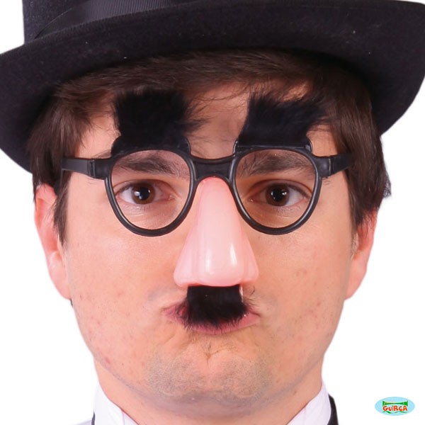 Brille mit falscher Nase und Schnurrbart
